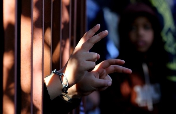 قوات الاحتلال تُفرج عن أسيرين من الخليل