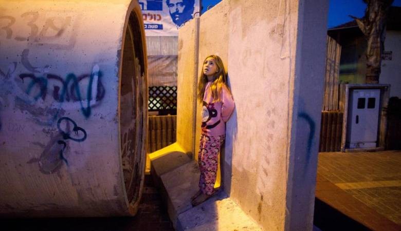 مستوطنو "غلاف غزة" يُقررون المبيت الليلة في الملاجئ.. ما السبب؟!
