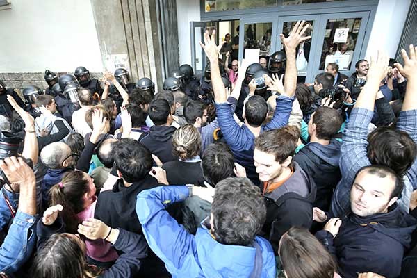 محكمة إسبانية ترفض السماح لنائب زعيم كتالونيا السابق بالبقاء خارج السجن