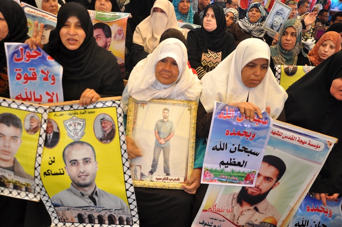 أمهات الأسرى يشاركن بمسيرة راجلة تجاه حاجز "قلنديا"