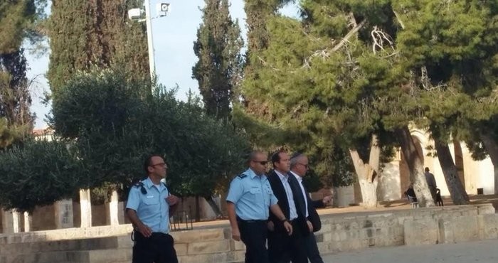 مستوطنون يجددون اقتحامهم للأقصى يرافقهم رئيس البلدية نير بركات