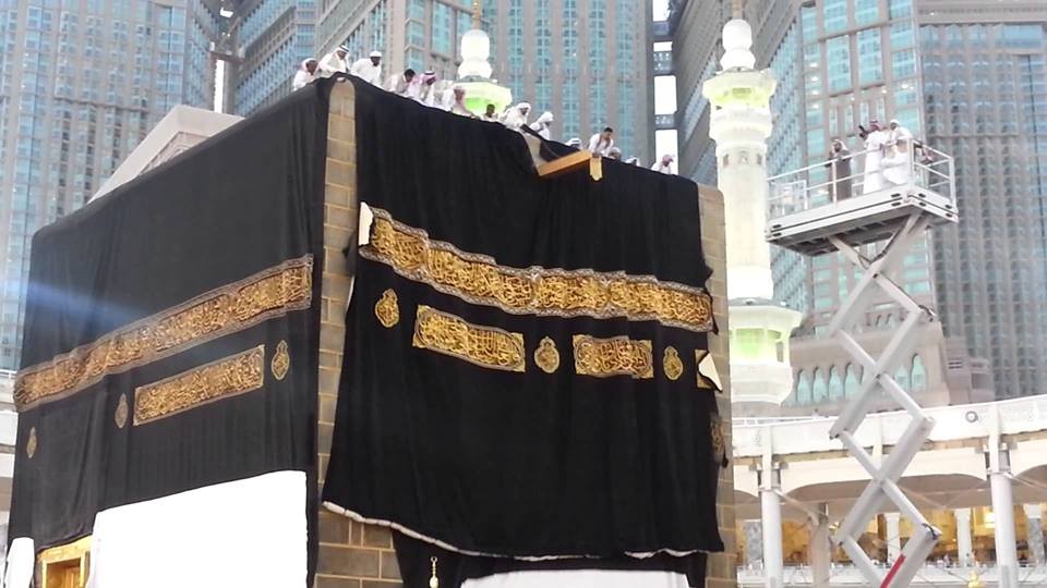 عاصفة مطرية تتسبب بنزع ستار الكعبة وتوجيه تحذيرات للحجاج