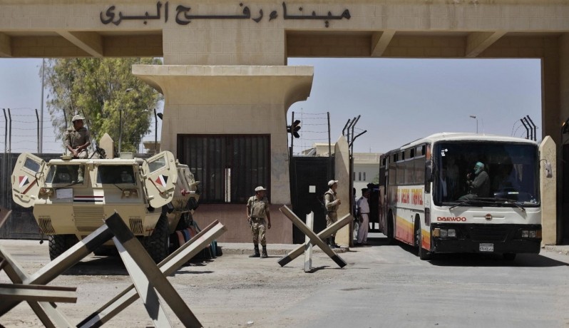 إدخال أول حافلة من العالقين في الجانب المصري عبر معبر رفح
