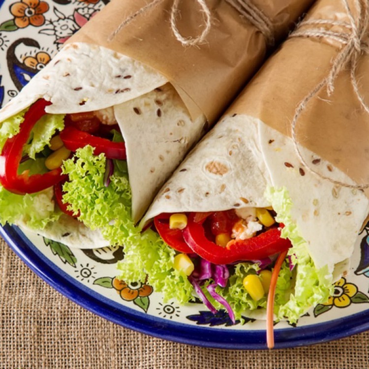 حضّري رولات التورتيلا بالجبن والخضار