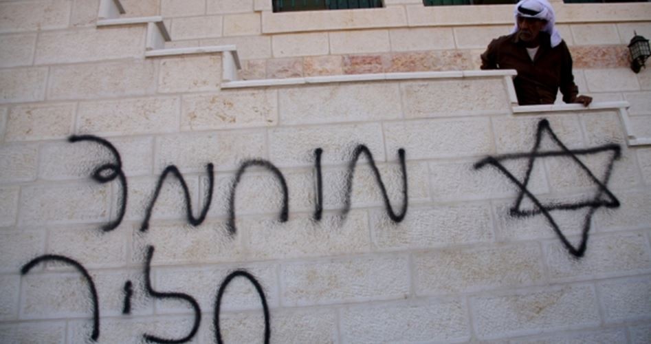 مستوطنون يخطون عبارات عنصرية على جدران المنازل في حزما