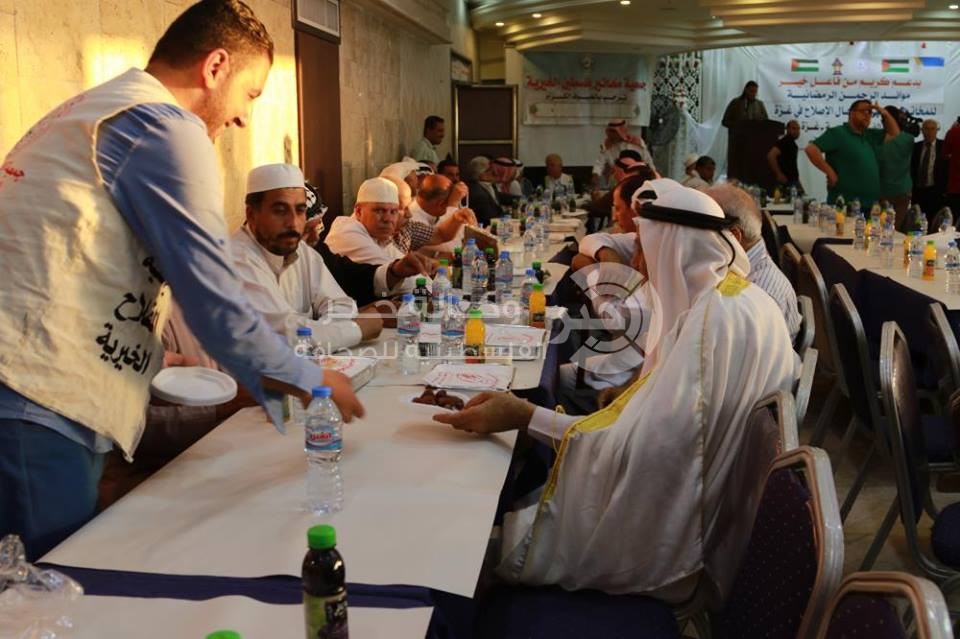 بالصور: جمعية الفلاح تُقيم مائدة إفطار جماعية لمخاتير غزة