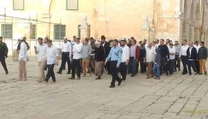 قطعان المستوطنين يقتحمون باحات المسجد الأقصى بلباس تلمودي