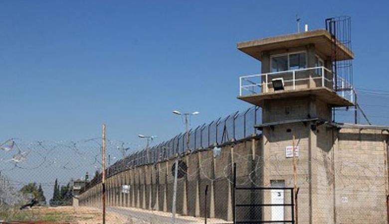 جنين: الاحتلال يمنع والدة أسير من زيارة نجلها في سجن "عسقلان"