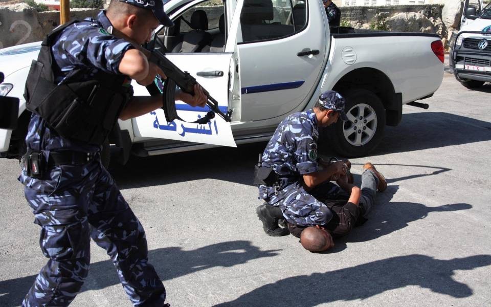 إلقاء القبض على شخص فار من العدالة في رام الله