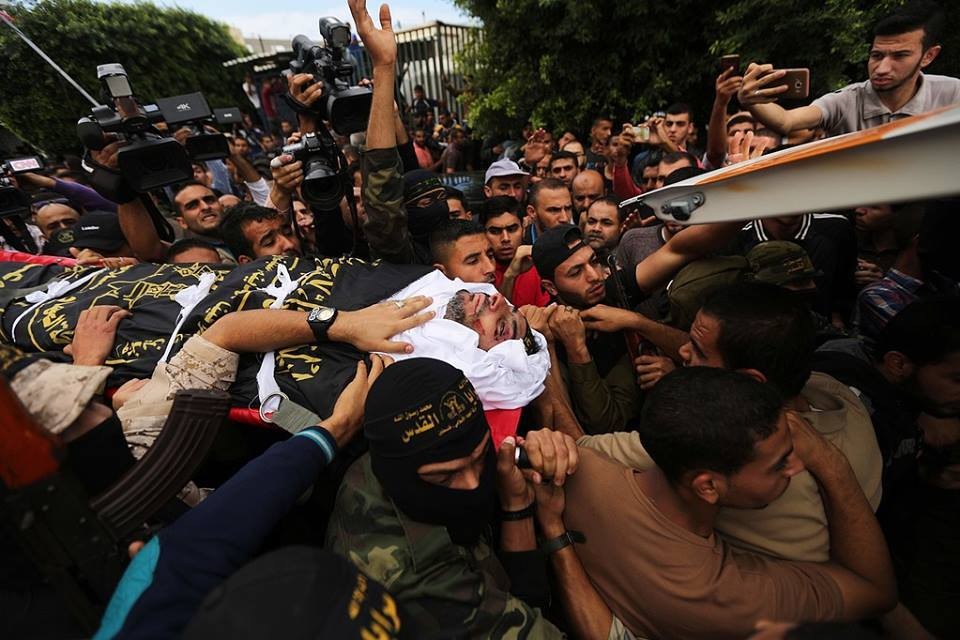 الجماهير الفلسطينية تُشيّع جثامين شهداء "النفق" السبعة 