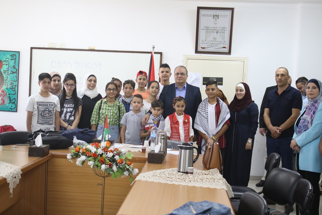 الوزير الشاعر يستقبل وفد أطفال فلسطين قبيل مغادرتهم إلى سلطنة عمان