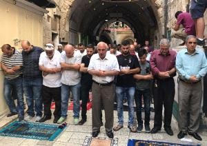 مئات المواطنين يؤدون صلواتهم في أقرب النقاط للمسجد الأقصى