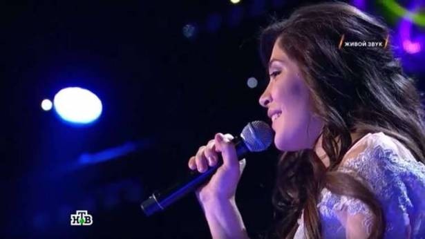 فتاة سورية تتأهل في برنامج غناء روسي وتبكي فرحا!