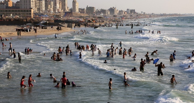 "الصليب الأحمر" يحذر من تزايد ضخ المياه العادمة لبحر غزة