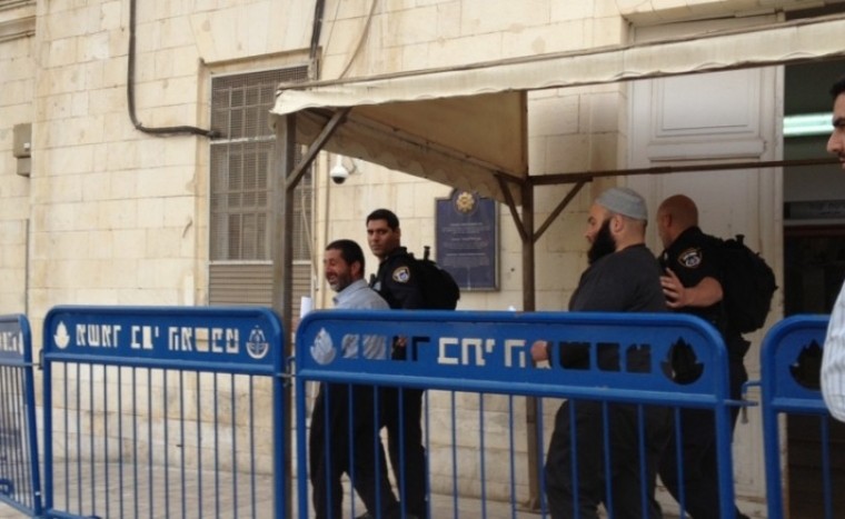 بالأسماء: فرض الحبس المنزلي على مقدسيين وتمديد اعتقال آخرين