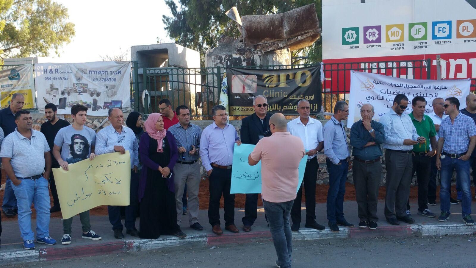 العشرات من أهالي قلنسوة يتظاهرون احتجاجاً على سياسة هدم المنازل