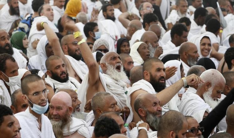 حجاج بيت الله يرمون جمرة العقبة يوم النحر