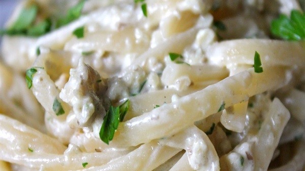 مكرونة بالسبانخ والصوص الأبيض