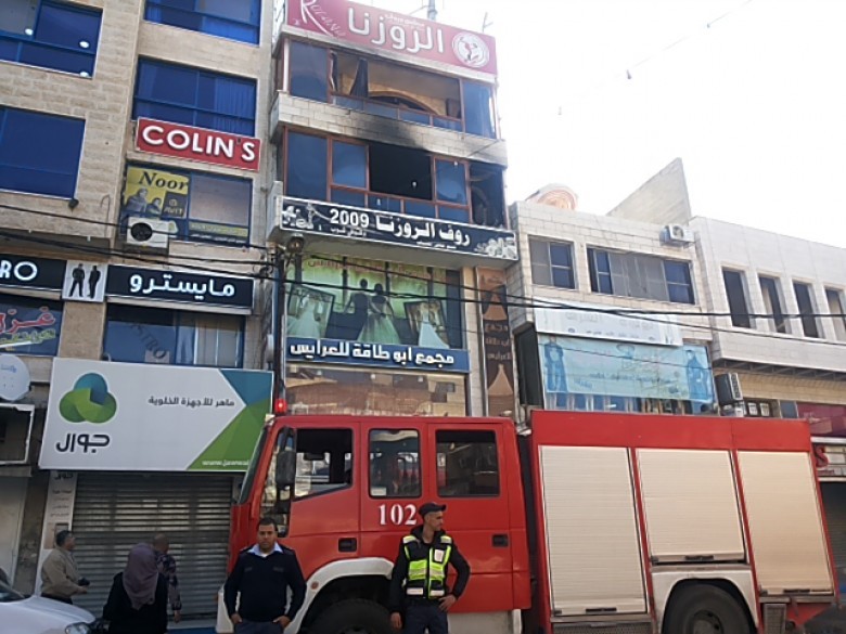 الدفاع المدني يسيطر على حريق اندلع في مطعم وسط جنين