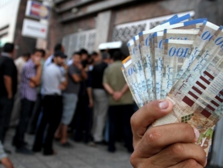 فحص أسماء المستفيدين من شيكات الشؤون الاجتماعية بغزّة