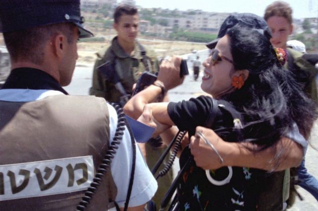 نقابة الصحفيين تستنكر عنصرية الاحتلال تجاه صحفية فلسطينية