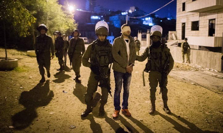 بالأسماء: الاحتلال يشن حملة مداهمات واعتقالات في الضفة والقدس