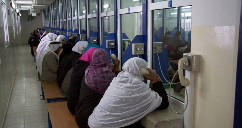 الاحتلال يلغي زيارة أهالي المعتقلين لأبنائهم بالسجون اليوم 