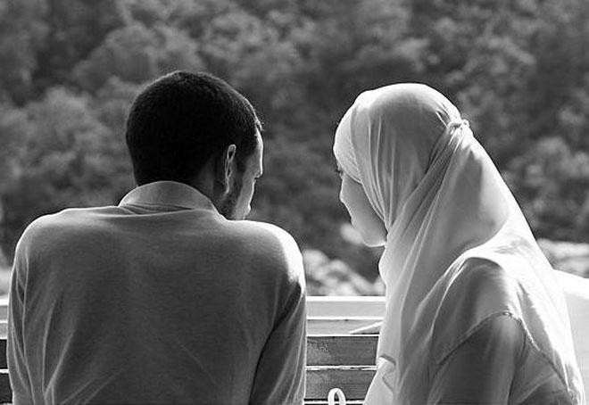 حكم الدين في المحادثة بين رجل وإمرأة لا تجوز له؟