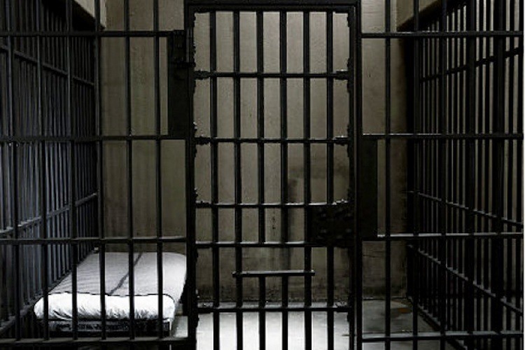 خمسة أسرى مرضى يعانون من تراجع أوضاعهم الصحية