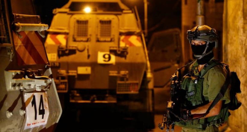 الاحتلال يعيد إغلاق مدخل كوبر الرئيسي بالسواتر الترابية
