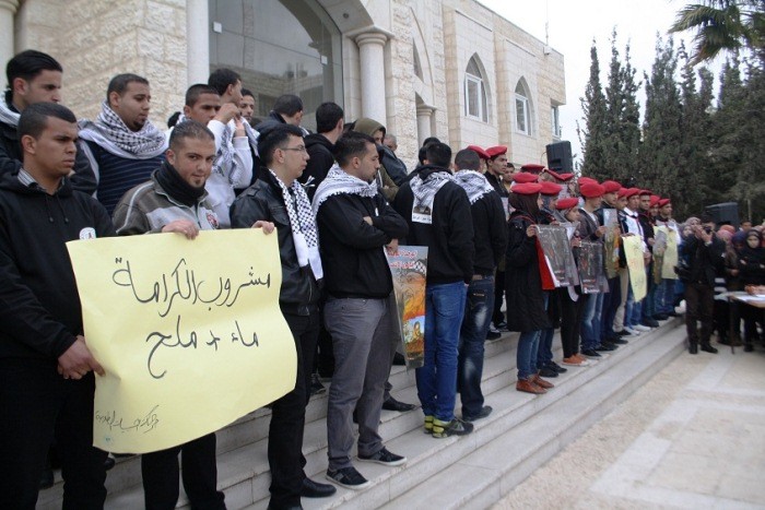 جامعة الخليل تُنظم وقفة تضامنية مع الأسرى المضربين عن الطعام