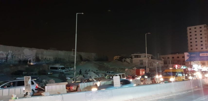 قوات الاحتلال تُغلق حاجز قلنديا في كلا الاتجاهين