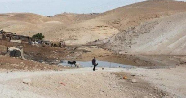 الاحتلال يضخ مياه عادمة تجاه أراضٍ جنوب قلقيلية