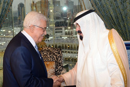 الرئيس يهنئ خادم الحرمين بيوم إعلان المملكة