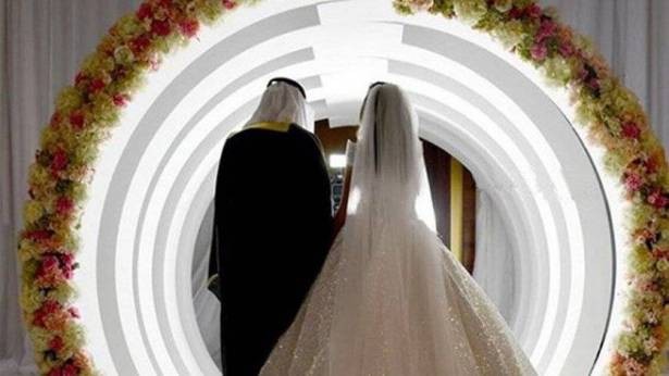 بالفيديو : نجمة خليجية تقيم حفل زفاف ثانٍ لها من زوجها! 