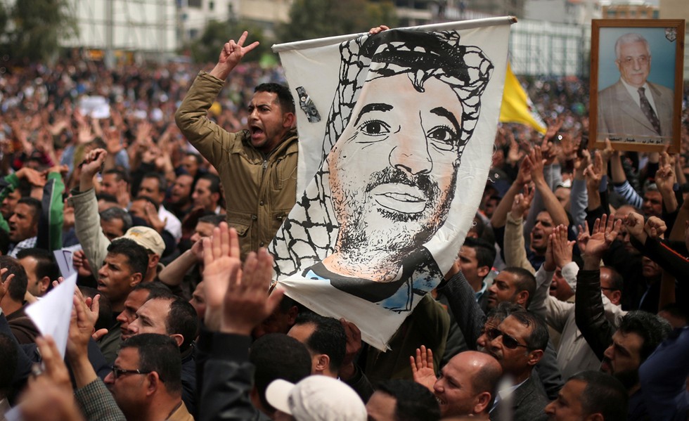 ودمجهم بموظفي السلطة