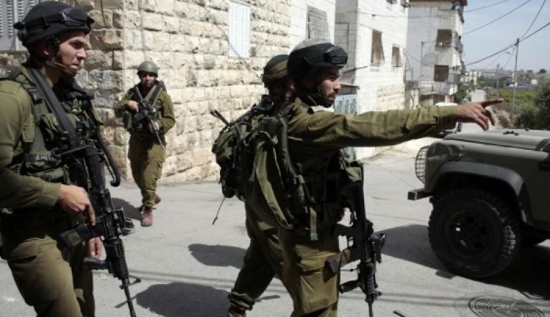 قوات الاحتلال تداهم مكتبي شركة "رامسات" وقناة القدس بالخليل