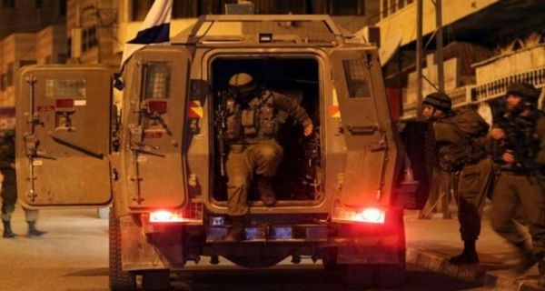 الاحتلال يعتقل شاباً من بلدة حلحول شمال الخليل