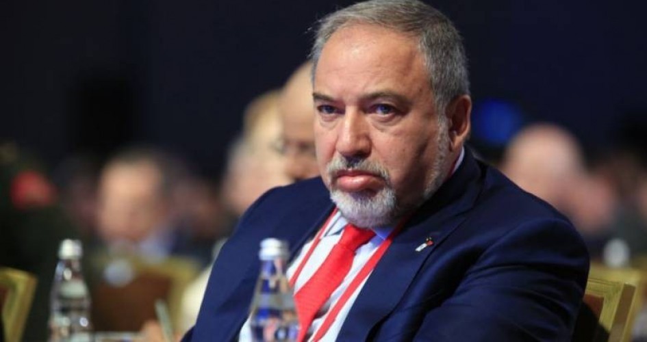 ليبرمان يقرر استئناف إمداد قطاع غزة بالوقود القطري