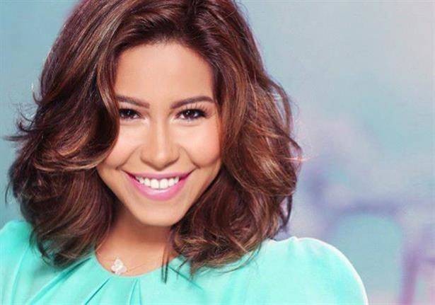 بالفيديو : شيرين تقبّل يد إحدى معجباتها!