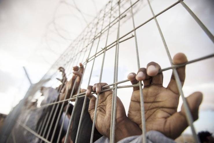 50 أسيراً من سجن "ريمون" يخوضون إضرابًا عن الطعام