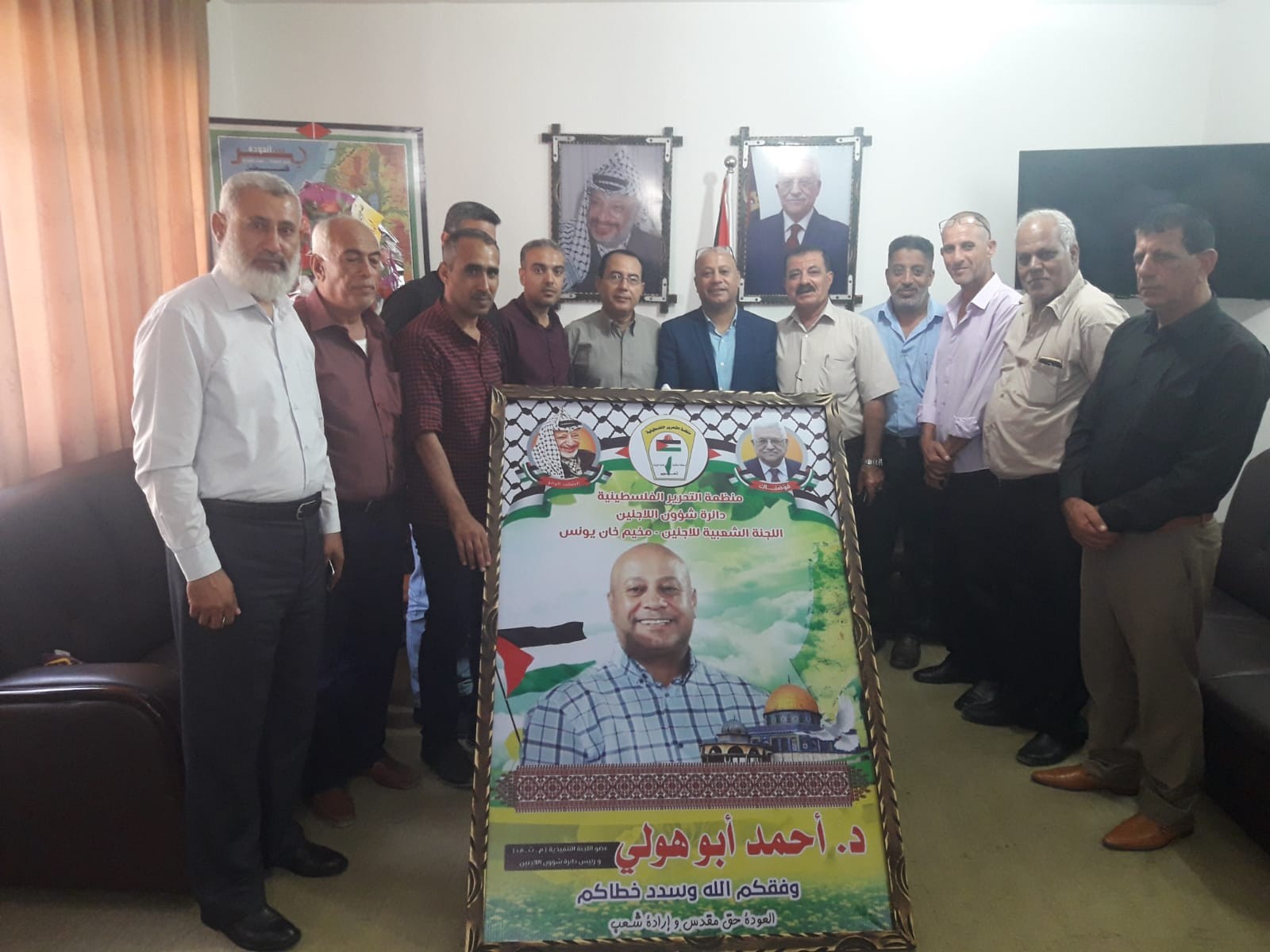 بالصور: لجنة لاجئي خانيونس تُهنئ أبوهولى وتكرم د.زكريا الأغا  