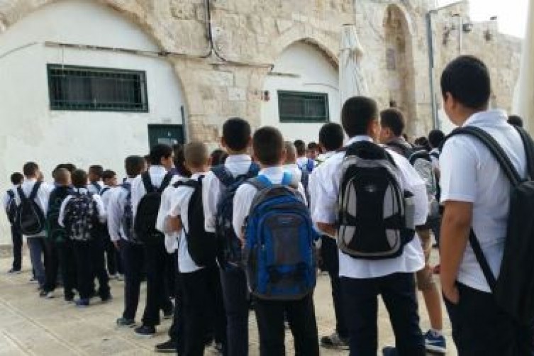 قوات الاحتلال تمنع إدخال الكتب لمدراس داخل الأقصى