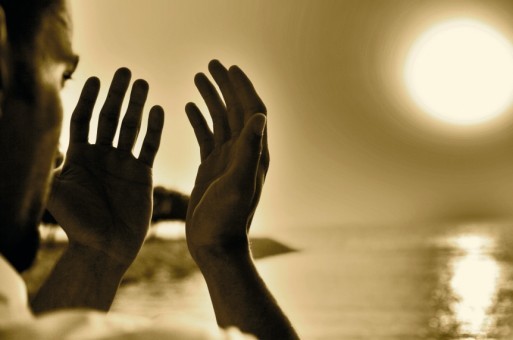  كيف يمكننا أن نوفق بين حسن الظن بالله تعالى وبين الغرور والخوف من غضب الله تعالى ؟ .