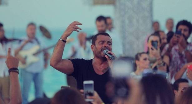 شاهدوا :  مفاجأة عمرو دياب في أولى حفلاته بالسعودية 