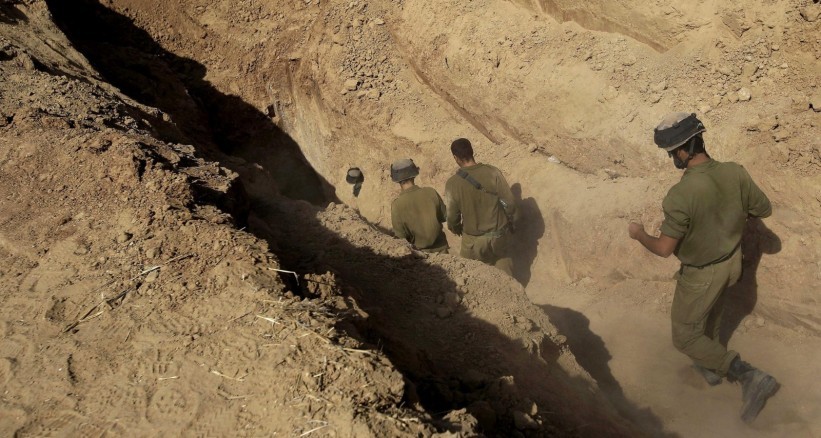 ضباط إسرائيليين كبار يتفقدون "نفق المقاومة" على حدود غزة