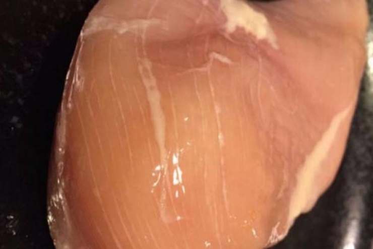 تجنبوا شراء صدر الدجاج إذا كان فيه خطوط بيضاء كهذه !