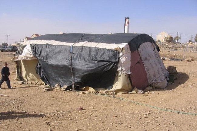 الاحتلال يستولي على خيمة سكنية جنوب الخليل