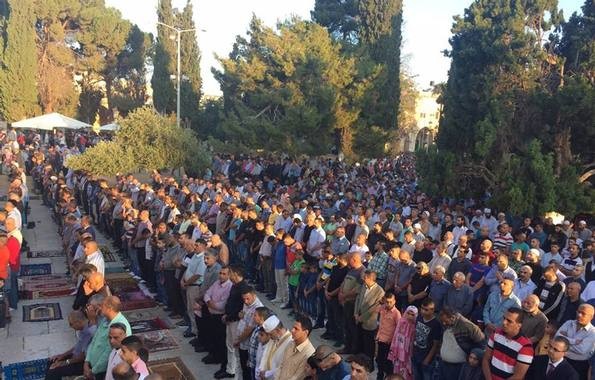 أهالي قلقيلية يقيمون صلاة الجمعة في الساحات العامة نصرة للأسرى