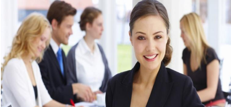 ما حكم سفر المرأة بدون محرم لحضور المؤتمرات؟